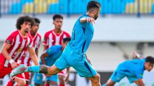 Jonathan-Bustos-pemain-Persela-melakukan-eksekusi-penalti-ke-gawang-Deltras-FC.jpg