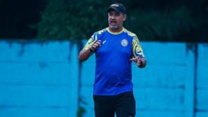 Juru-taktik-Arema-FC-Marcos-Santos-saat-memberikan-instruksi-ke-pemain.jpg