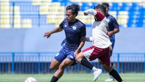 KABAR-GRESIK-UNITED-Aksi-pemain-Gresik-United-biru-melawan-pemain.jpg