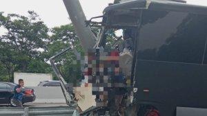 KECELAKAAN-BUS-DI-JALAN-TOL-Kondisi-bus-mengangkut-rombongan-pelajar.jpg