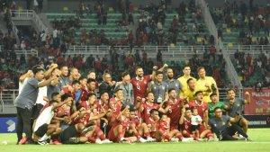 KELILING-STADION-Para-pemain-dan-official-Timnas-Indonesia-mengelilingi-stadion.jpg