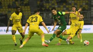 KEPUNG-Pemain-Semen-Padang-mengepung-kapten-Persebaya-Bruno-Moriera-kaus.jpg