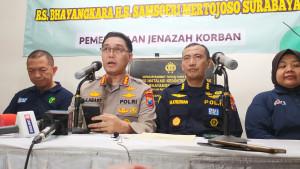 Kabiddokkes-Polda-Jatim-Kombes-Pol-dr-M-Khusnan-Marzuki-saat-konferensi-pers-di-RS.jpg