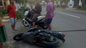 Kakek-dan-cucu-terjatuh-dari-motor-usai-tersangkut-kabel-internet.jpg