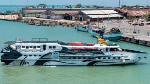 Kapal-cepat-Express-Bahari-8B-saat-bersandar-di-Pelabuhan-Kalianget-Sumenep-2024.jpg
