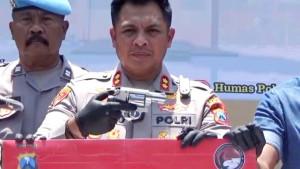 Kapolres-Bangkalan-AKBP-Hendro-Sukmono-menunjukkan-senpi-revolver-yang-disita.jpg