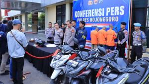 Kapolres-Bojonegoro-AKBP-Afrian-Satya-Permadi-saat-memberikan-keterangan-pers-rilis.jpg