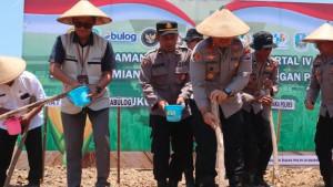 Kapolres-Pamekasan-AKBP-Hendra-Eko-Triyulianto-menanam-jagung-Serentak-Kuartal-IV.jpg