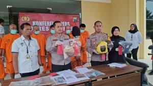 Kapolres-Sumenep-AKBP-Henri-Noveri-Santoso-menunjukkan-barang-bukti-pelaku-pembuangan-bayi.jpg