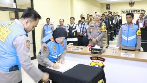Kapolres-Sumenep-Akbp-Rivanda-saat-memimpin-langsung-penandatangana.jpg