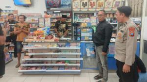 Kapolsek-Pucuk-AKP-Suud-bersama-anggota-melakukan-olah-TKP-perampokan-minimarket.jpg