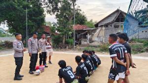 Kasat-Binmas-Polres-Pamekasan-AKP-Saedi-memberikan-pembinaan-kepada-Komunitas.jpg