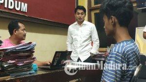 Kasat-Reskrim-Polres-Bangkalan-AKP-Bangkit-Dananjaya-tengah-menggali-keterangan.jpg