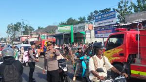 Kebakaran-Toko-Laundry-di-Pasar-Jengara-Jalan-Raya-Gapura-Desa-Paberasan-Sumenep.jpg