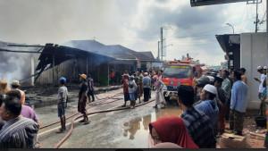 Kebakaran-melanda-deretan-toko-di-wilayah-Kecamatan-Ganding-Sumenep.jpg