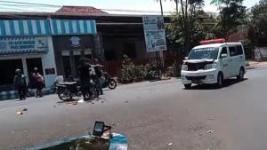 Kecelakaan-frontal-motor-vs-ambulans-di-Jalan-Ahmad-Yani-Bondowoso.jpg
