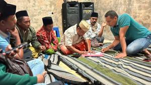 Keluarga-korban-meninggal-peserta-lomba-tarik-tambang-di-Dusun-Gunung-Kembar-Sumenep.jpg