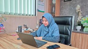 Kepala-BPJS-Kesehatan-Cabang-Pamekasan-Galih-Anjungsari-saat-mengecek-data-peserta-JKN.jpg