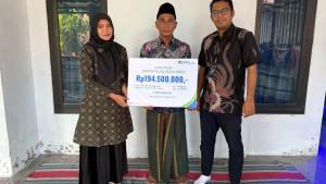 Kepala-BPJS-Ketenagakerjaan-Cabang-Pamekasan-Anita-Ardhiana-kiri-secara-simbol.jpg
