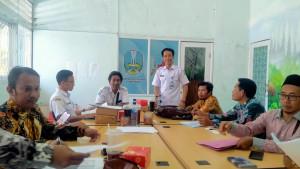 Kepala-Cabdindik-Wilayah-Sampang-Masudi-Hadiwijaya-saat-memantau-pendataan-infrastruktur-TKA.jpg