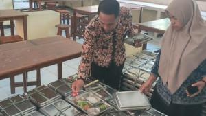 Kepala-SMAN-3-Bangkalan-Hendrik-Dewantara-mengecek-porsi-Makanan-Bergizi-Gratis.jpg