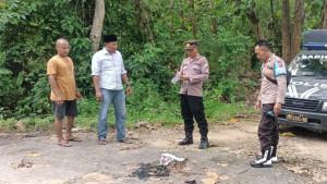 Kepolisian-dan-warga-saat-berada-di-TKP-pembegalan-disertai-pembakaran-pengemudi-ojek-online.jpg