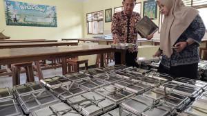 Kepsek-SMAN-3-Bangkalan-Hendrik-Dewantara-dan-salah-satu-guru-mengece.jpg