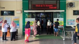 Keracunan-Suasana-depan-IGD-RSUD-dr-R-Koesma-Tuban-tempat-enam-siswa-SMK.jpg