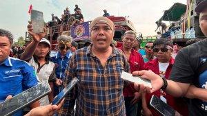Ketua-GSJT-Angga-Firdiansyah-menyampaikan-tuntutan-depan-kantor-Gubernur.jpg