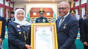 Ketum-PWI-Akhmad-Munir-terima-Lencana-Kehormatan-Jer-Basuki-Mawa-Beya-dari-Khofifah.jpg