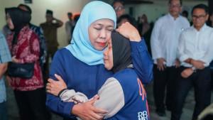 Khofifah-memeluk-orang-tua-korban-runtuhnya-musala-Pondok-Pesantren-Al-Khoziny.jpg