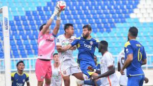 Kiper-Borneo-FC-Nadeo-Arga-Winata-menangkap-bola-dari-serangan-Arema-FC.jpg