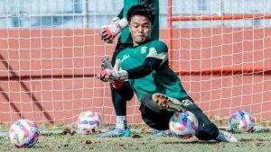 Kiper-Persebaya-Ernando-Ari-saat-berlatih-bersama-tim.jpg