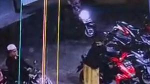 Komplotan-maling-motor-beraksi-di-area-parkir-Masjid-Darussalam-Bangkalan-terekam-CCTV.jpg