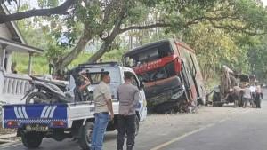 Kondisi-bus-pariwisata-yang-ditumpangi-rombongan-karyawan-Rumah-Sakit-Bina.jpg