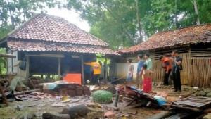 Kondisi-rumah-milik-Mao-warga-Dusun-Kamarong-Sampang-Madura-roboh-akibat-cuaca-ekstrem.jpg