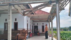 Kondisi-rumah-warga-Desa-Plakpak-Pamekasan-hancur-terkena-balon-udara-berpetasan.jpg