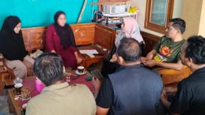 Korban-tindak-kekerasan-MKR-saat-berada-di-rumah-Ketua-Forum-Puspa-Kabupaten-Bangkalan.jpg