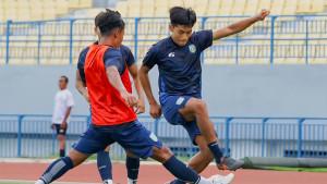 LATIHAN-GRESIK-UNITED-Pemain-Gresik-United-saat-berlatih-di-Stadion-Gelora-Joko-Samudro.jpg
