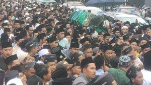Lautan-manusia-mengiringi-kepergian-selamanya-kyai-sepuh-nan-kharismatik.jpg