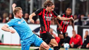 Luka-Modric-saat-dihadang-Kevin-De-Bruyne-dalam-laga-AC-Milan-vs-Napoli.jpg