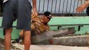 Lurah-di-Medan-didorong-warga-hingga-jatuh-ke-parit.jpg