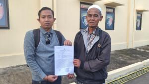 MACET-Kuasa-hukum-pelapor-Marlaf-Sucipto-bersama-kliennya-Moh-Sadik-59-warga.jpg