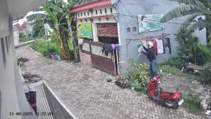 MALING-PAKAIAN-DALAM-Aksi-pria-curi-pakaian-dalam-wanita-terekam-CCTV-di-Kebomas-Gresik.jpg