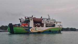 MANGKRAK-KMP-DBS-III-terparkir-tak-beroperasi-di-pelabuhan-Kalianget-2025.jpg