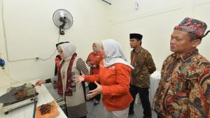 MEMASAK-TANPA-LPG-Menteri-P3A-RI-Hj-Arifah-Fauzi-MSi-memanggang-sate.jpg