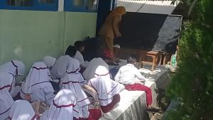 MEMPRIHATINKAN-Sejumlah-siswa-SDN-Gunung-Rancak-1-Kecamatan-Robatal.jpg