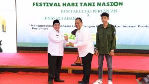 MERIAH-Wakil-Bupati-Sumenep-Imam-Hasyim-kiri-saat-menyerahkan-sepiring-nasi.jpg