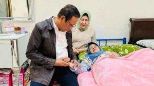 Mahfud-MD-bersama-Istri-mendampingi-Ibundanya-Hj-Siti-Khadijah-saat-proses-perawatan.jpg