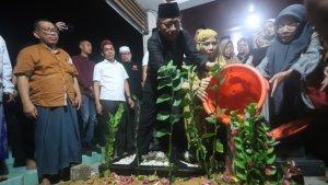 Mahfud-MD-saat-menyiram-air-bunga-di-atas-kuburan-Ibundanya-Siti-Khadijah.jpg